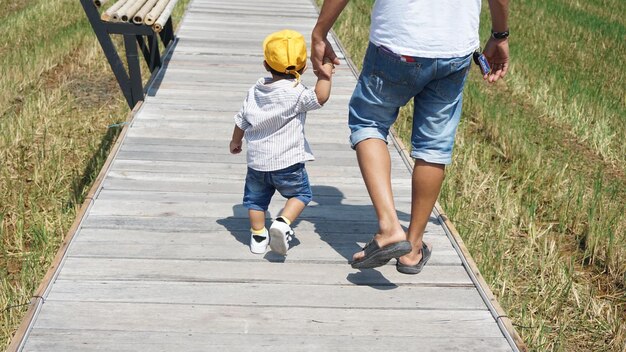 Photo rear view of friends walking on footpath