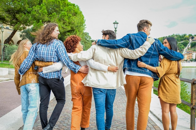 Foto vista posteriore di amici che camminano per strada