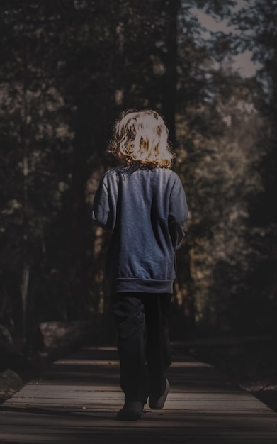 Photo rear view full length of girl walking on footpath