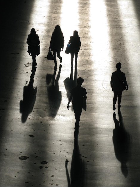 Photo rear view full length of people walking on street