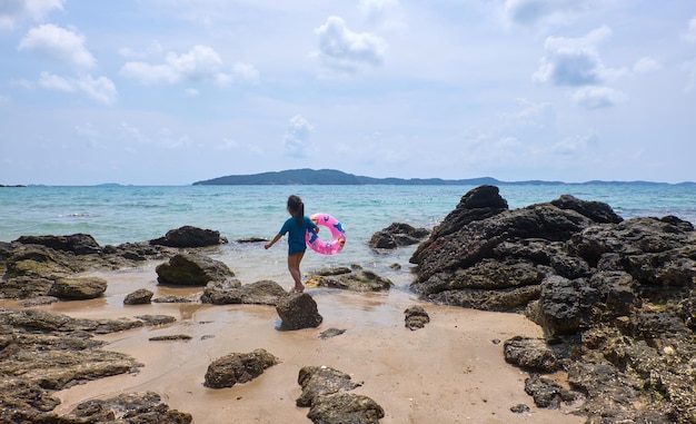 浜辺の女の子の後ろの景色