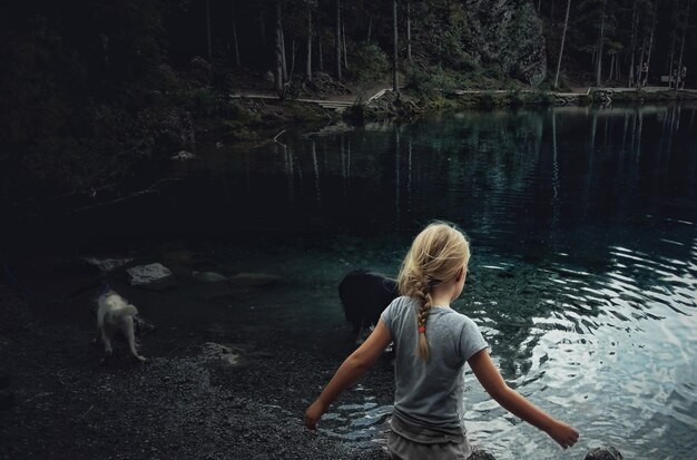 Foto vista posteriore di una ragazza nel lago