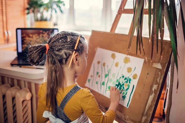 집 에서 그림 을 그리는 소녀 의 뒷면