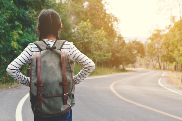 Photo rear view of girl on the road