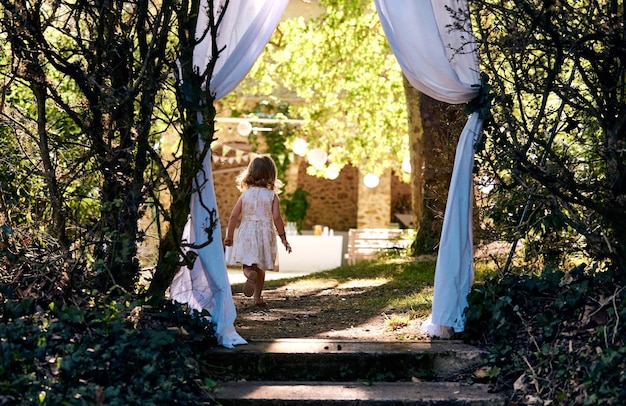 Photo rear view of girl running in yard