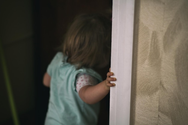 Photo rear view of girl standing at entrance