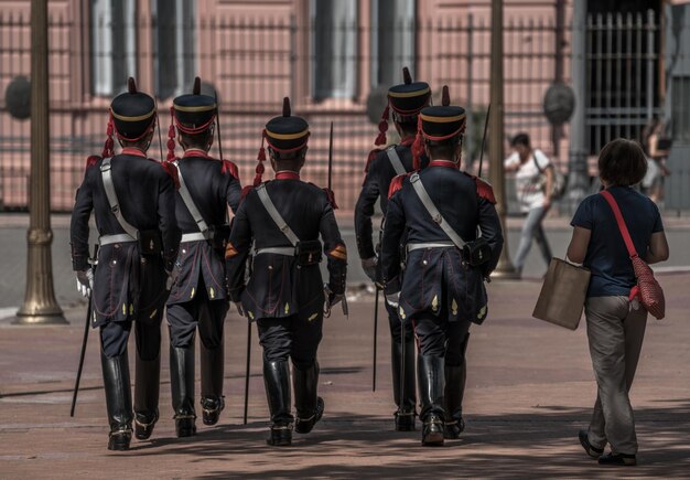 Foto vista posteriore delle guardie che marciano in plaza de mayo