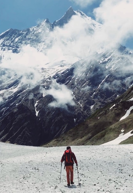 Photo rear view of hiker on snowcapped mountain hiking to the machhapuchhre mount summit himalayas nepal