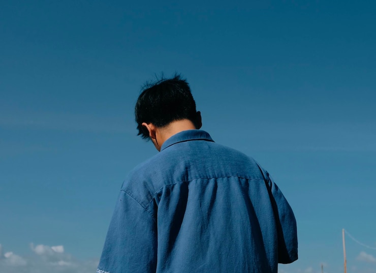 Photo ⁇ 은 파란 하늘 을 배경 으로 한 사람 의 뒤쪽 모습