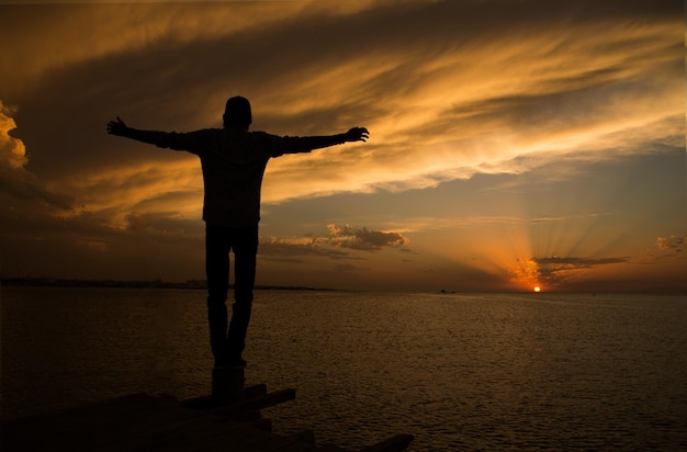 Photo rear view of man against sunset sky