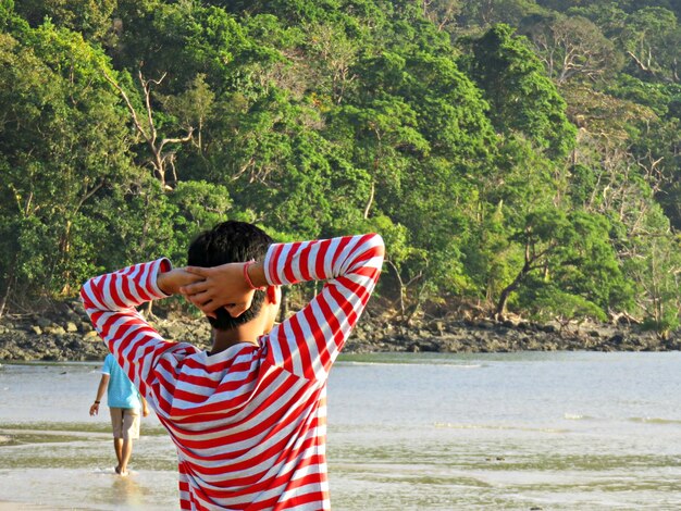 Photo rear view of man on beach