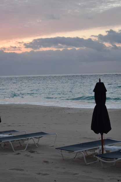 Foto vista posteriore di un uomo sulla spiaggia