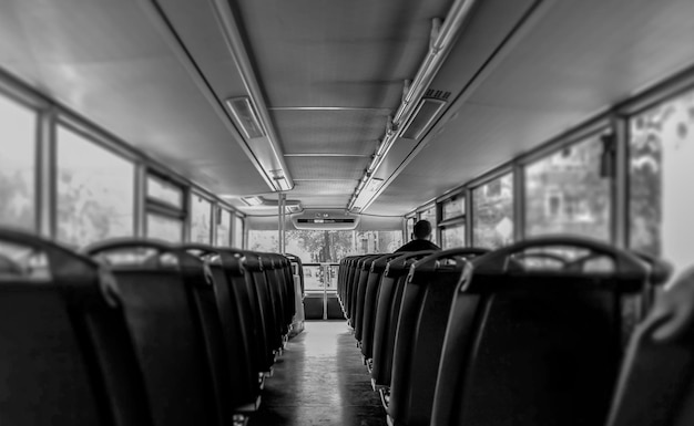 Photo rear view of man in bus