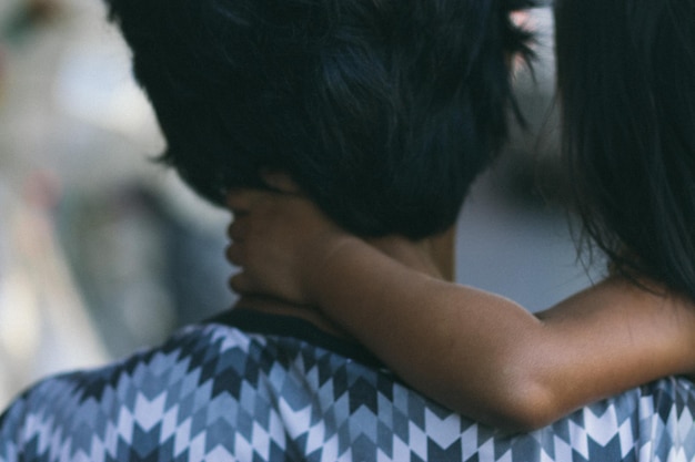 Photo rear view of man carrying daughter