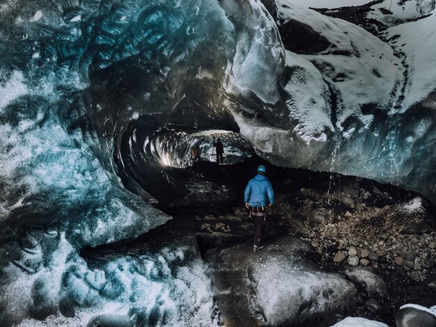 Photo rear view of man in cave