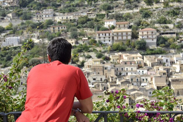 Photo rear view of a man in a city