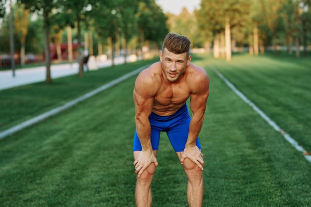 Photo rear view of man exercising on field