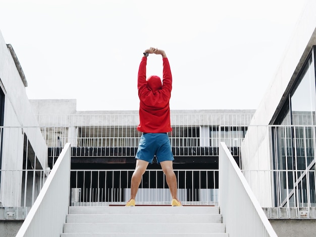 Photo rear view of man exercising on steps