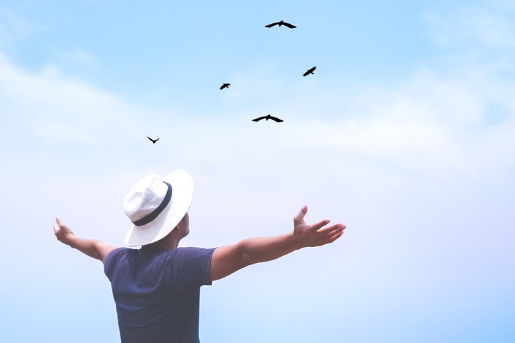 Photo 空に向かって飛ぶ男の後ろの景色