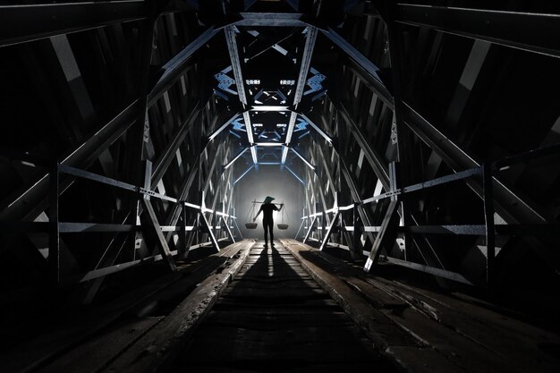 Photo rear view of man on footbridge