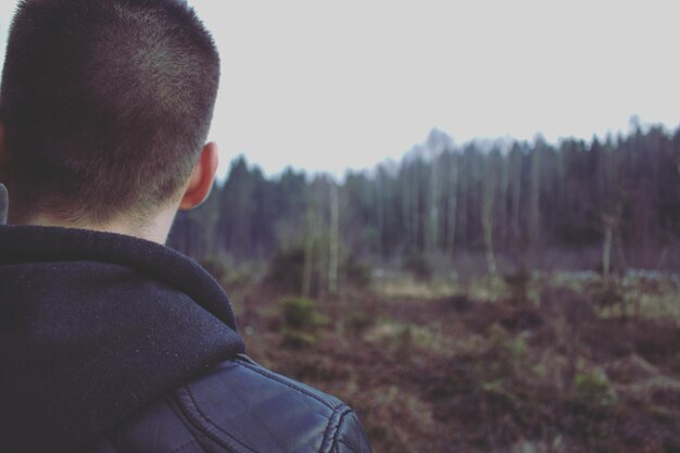 Photo rear view of man in forest against sky