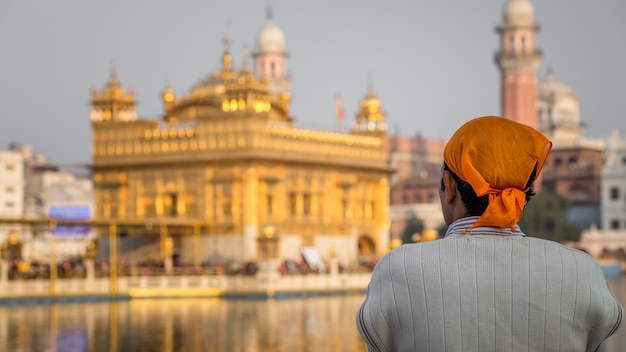 Photo rear view of man at golden temple