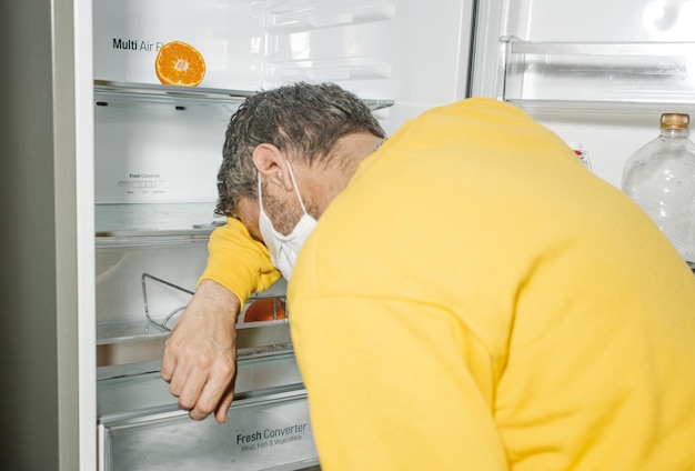 Photo rear view of man having food at home