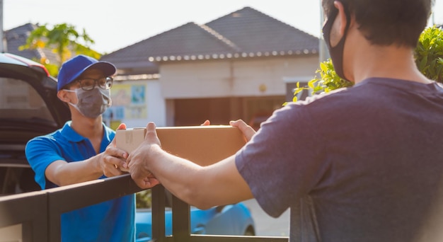 Photo rear view of man holding hands