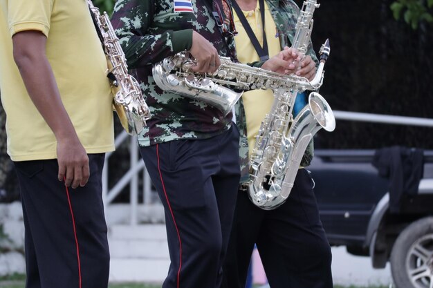 Photo rear view of man holding hands