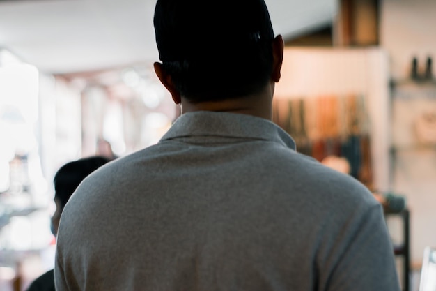 Photo rear view of man at home