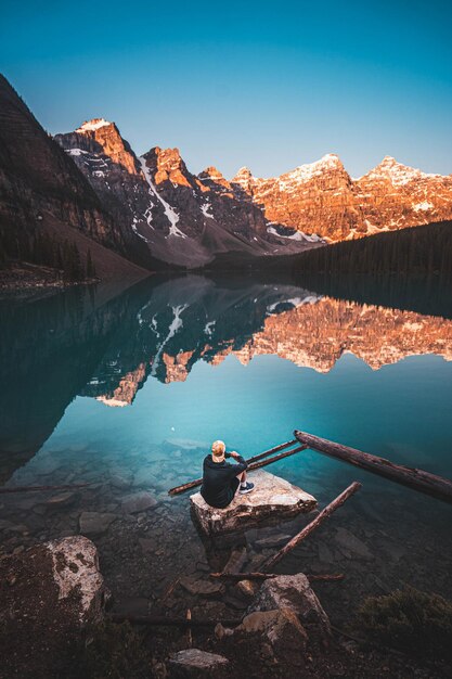 Photo rear view of man at lake against sky