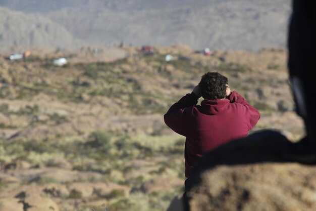 Photo rear view of man on land