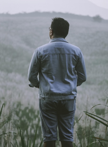 Photo rear view of man looking at camera