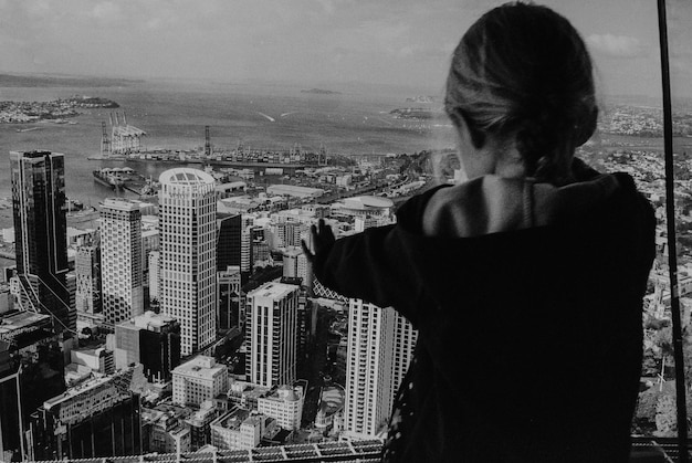 Foto vista posteriore di un uomo che guarda il paesaggio urbano