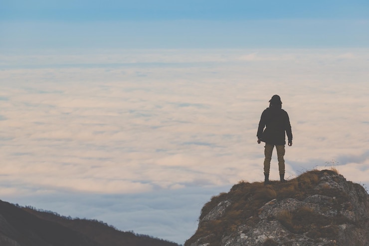 Photo rear view of man looking at cloudscape