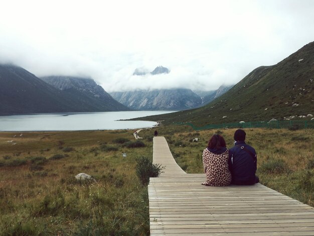 Photo rear view of man looking at lake