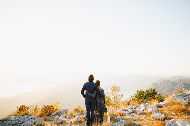 Photo rear view of man looking at mountain against clear sky