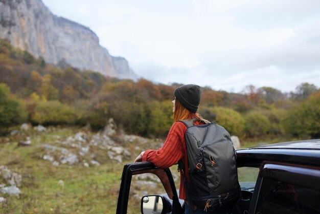 Photo rear view of man looking at mountain against sky