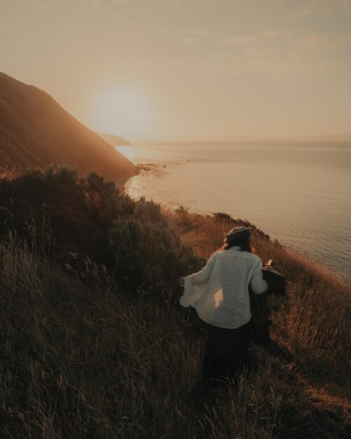 Photo rear view of man looking at sunset