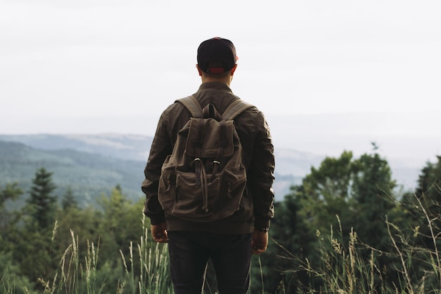 Photo rear view of man looking at view