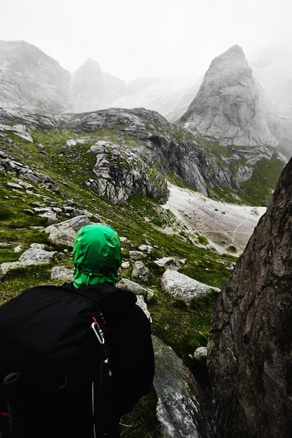 Foto vista posteriore di un uomo in montagna durante l'inverno