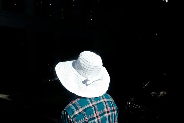 Photo rear view of man in parking lot