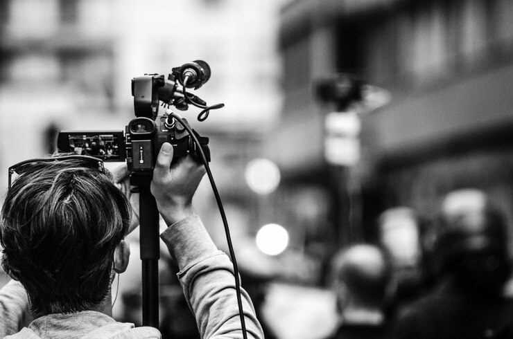 Photo rear view of man photographing with camera in city