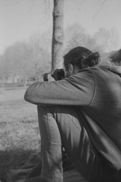 Photo rear view of man photographing