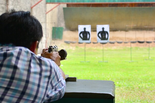 Photo rear view of man photographing