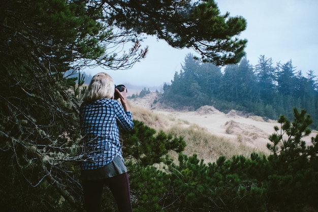 Photo rear view of man photographing