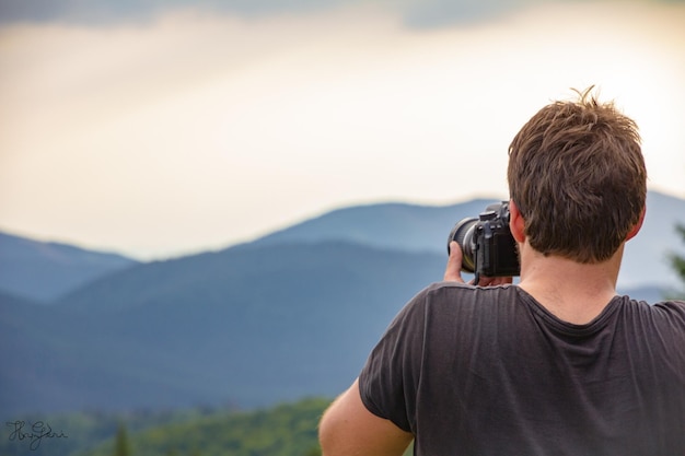 写真を撮っている男の後ろの景色