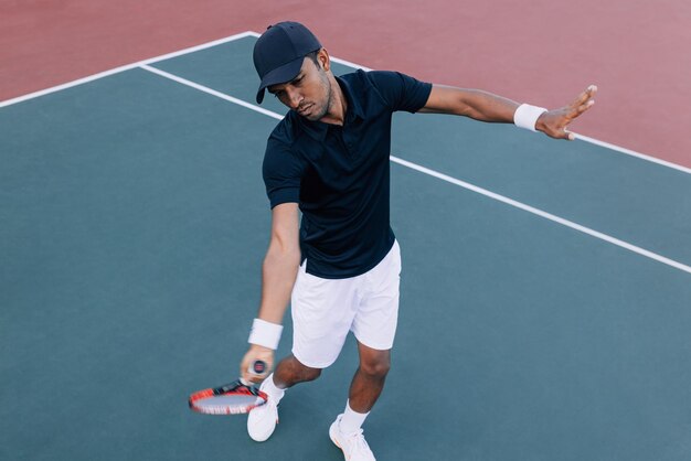 Foto vista posteriore di un uomo che gioca a tennis