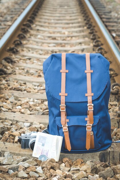 Vista posteriore di un uomo sul binario ferroviario