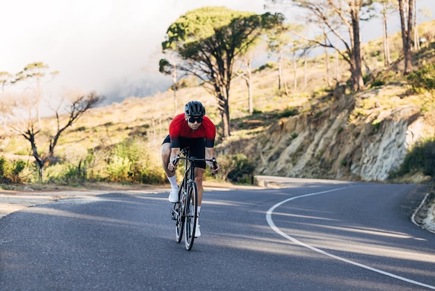 道路で自転車に乗っている男の後ろの景色